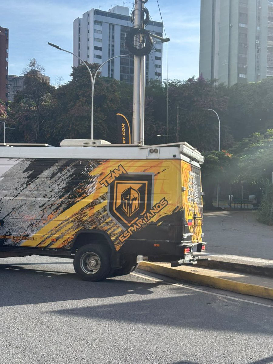 VillcaFDEZ23's tweet photo. El torturador corre libre en Caracas mientras sus víctimas mueren en los calabozos de .@delcyrodriguezv 

Granko Arteaga, jefe de la DAE del DGCIM, corrió en la carrera de Gatorade. Ahora disfrazan la DAE de "CIN3". El mismo musiú con diferente cachimbo. Nada borra los crímenes #DDHH #Tortura #Venezuela