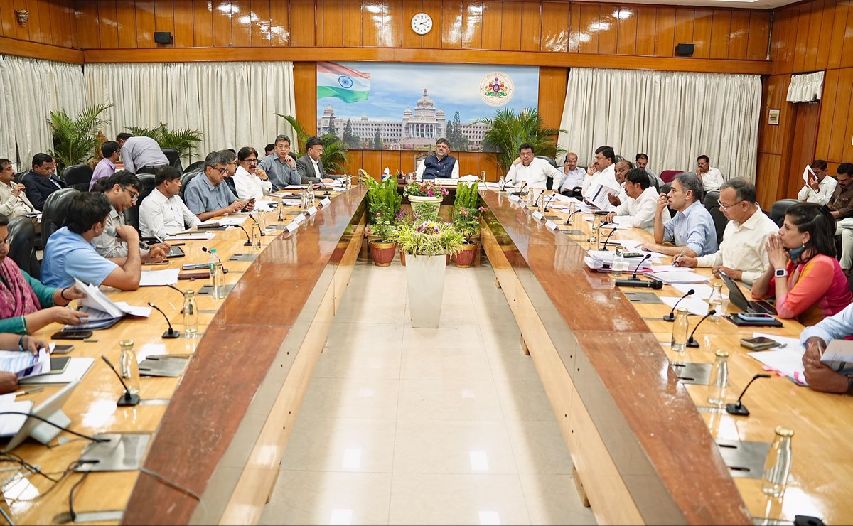 CMofKarnataka's tweet photo. ಮುಖ್ಯಮಂತ್ರಿಗಳ 100 ದಿನಗಳ ಕಾರ್ಯಕ್ರಮಗಳು, ನೇಮಕಾತಿ ಹಾಗೂ ಆದ್ಯತಾ ಯೋಜನೆಗಳ ಪ್ರಗತಿ ಪರಿಶೀಲನಾ ಸಭೆಯು ಇಂದು ಗೃಹ ಕಚೇರಿ 'ಕೃಷ್ಣಾ'ದಲ್ಲಿ ಸನ್ಮಾನ್ಯ ಮುಖ್ಯಮಂತ್ರಿ ಶ್ರೀ @DKShivakumar ಅವರ ಅಧ್ಯಕ್ಷತೆಯಲ್ಲಿ ನಡೆಯಿತು.

ಸಭೆಯಲ್ಲಿ ಉಪಸ್ಥಿತರಿದ್ದ ಸಚಿವರು ಹಾಗೂ ಕೃಷಿ, ಜವಳ���, ಸಕ್ಕರೆ, ತೋಟಗಾರಿಕೆ, ಶಾಲಾ ಶಿಕ್ಷಣ ಮತ್ತು ಸಾಕ್ಷರತೆ, ಪಶುಸಂಗೋಪನೆ, ಗಣಿ ಮತ್ತು ಭೂವಿಜ್ಞಾನ, ಸಣ್ಣ ಕೈಗಾರಿಕೆ, ವಾಣಿಜ್ಯ ಮತ್ತು ಕೈಗಾರಿಕೆ, ಅರಣ್ಯ, ಪರಿಸರ ಮತ್ತು ಜೀವಿಶಾಸ್ತ್ರ ಇಲಾಖೆಗಳ ಅಧಿಕಾರಿಗಳಿಂದ ಮಾಹಿತಿ ಪಡೆದ ಮುಖ್ಯಮಂತ್ರಿಗಳು, ಮುಂದಿನ ಕಾರ್ಯಗಳ ಕುರಿತು ಅಗತ್ಯ ಸೂಚನೆಗಳನ್ನು ನೀಡಿದರು.
