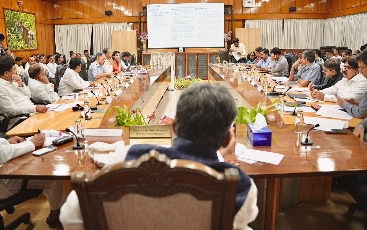 CMofKarnataka's tweet photo. ಮುಖ್ಯಮಂತ್ರಿಗಳ 100 ದಿನಗಳ ಕಾರ್ಯಕ್ರಮಗಳು, ನೇಮಕಾತಿ ಹಾಗೂ ಆದ್ಯತಾ ಯೋಜನೆಗಳ ಪ್ರಗತಿ ಪರಿಶೀಲನಾ ಸಭೆಯು ಇಂದು ಗೃಹ ಕಚೇರಿ 'ಕೃಷ್ಣಾ'ದಲ್ಲಿ ಸನ್ಮಾನ್ಯ ಮುಖ್ಯಮಂತ್ರಿ ಶ್ರೀ @DKShivakumar ಅವರ ಅಧ್ಯಕ್ಷತೆಯಲ್ಲಿ ನಡೆಯಿತು.

ಸಭೆಯಲ್ಲಿ ಉಪಸ್ಥಿತರಿದ್ದ ಸಚಿವರು ಹಾಗೂ ಕೃಷಿ, ಜವಳ���, ಸಕ್ಕರೆ, ತೋಟಗಾರಿಕೆ, ಶಾಲಾ ಶಿಕ್ಷಣ ಮತ್ತು ಸಾಕ್ಷರತೆ, ಪಶುಸಂಗೋಪನೆ, ಗಣಿ ಮತ್ತು ಭೂವಿಜ್ಞಾನ, ಸಣ್ಣ ಕೈಗಾರಿಕೆ, ವಾಣಿಜ್ಯ ಮತ್ತು ಕೈಗಾರಿಕೆ, ಅರಣ್ಯ, ಪರಿಸರ ಮತ್ತು ಜೀವಿಶಾಸ್ತ್ರ ಇಲಾಖೆಗಳ ಅಧಿಕಾರಿಗಳಿಂದ ಮಾಹಿತಿ ಪಡೆದ ಮುಖ್ಯಮಂತ್ರಿಗಳು, ಮುಂದಿನ ಕಾರ್ಯಗಳ ಕುರಿತು ಅಗತ್ಯ ಸೂಚನೆಗಳನ್ನು ನೀಡಿದರು.