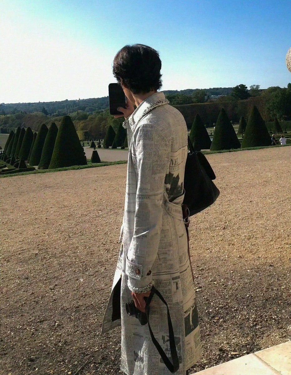 702universe2's tweet photo. ทั้งคาริสม่าและบอดี้ทองคำฝังเพชรชาแนลพ่อพ้ม ทุกคนพร้อมยังก้มลงกราบได้เลยนะ 

#WangYiboxChanel  
#PFW #ParisFashionWeek
#CHANELSpringSummer #CHANELShow https://t.co/NHWJauAyBr