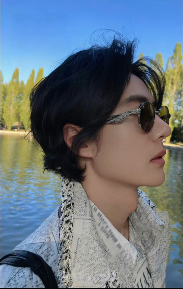 702universe2's tweet photo. ทั้งคาริสม่าและบอดี้ทองคำฝังเพชรชาแนลพ่อพ้ม ทุกคนพร้อมยังก้มลงกราบได้เลยนะ 

#WangYiboxChanel  
#PFW #ParisFashionWeek
#CHANELSpringSummer #CHANELShow https://t.co/NHWJauAyBr