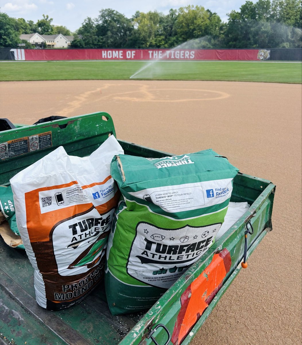 TurfaceC's tweet photo. Breakfast of champions.

#turfacemvp #dirtgottaloveit #turface #groundscrew https://t.co/QGhKfNm9S5