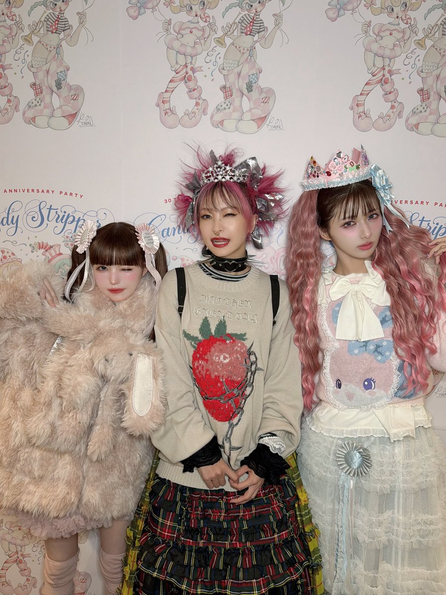 tsubasamasuwaka's tweet photo. 久しぶりにみんなに会えて嬉しかったです！🎀🎀

TERUさん、HISASHIさん、LiSAちゃん、添君、しなこちゃん🎀

間違えて可愛いスタンプつけちゃってたけど可愛すぎるのでファンの皆様、ご査収ください。
#CandyStripper https://t.co/ZkM4By1D9K
