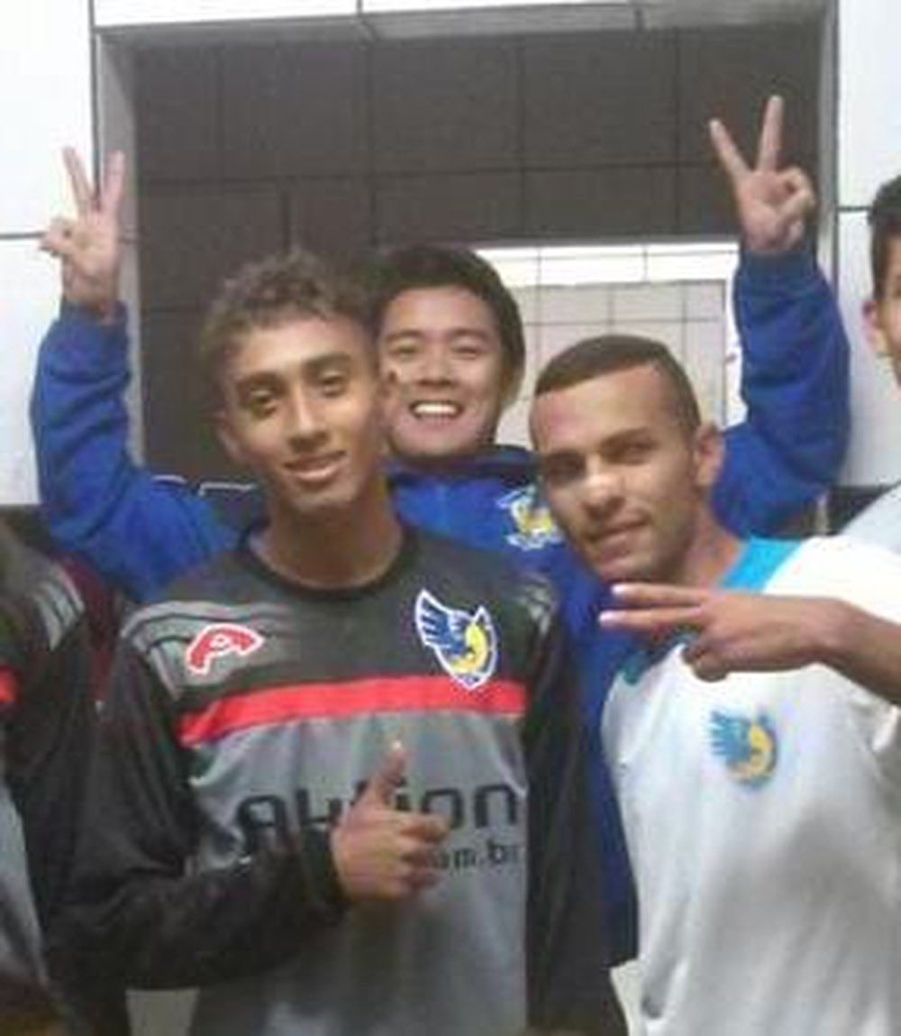 Barca_Archive's tweet photo. Raphinha with teammates during the Santa Catarina U20 Championship in Imbituba, 2014. https://t.co/c4cLyCShh9