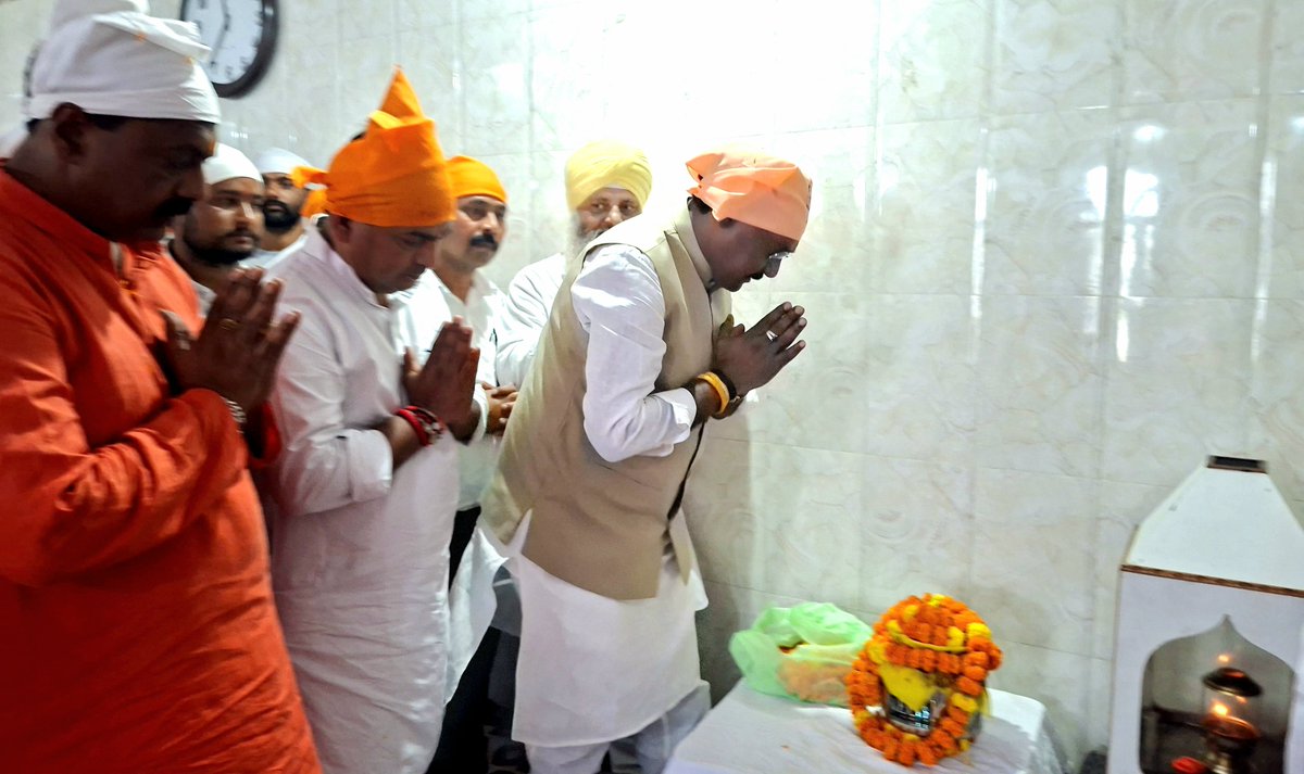 LalSinghArya's tweet photo. आज उत्तराखंड के प्रवास के दौरान शेरगढ मांझरी डोईवाल (ऋषिकेश) स्थित संत शिरोमणि श्री गुरू ��विदास महाराज जी के गुरूद्वारा में मत्था टेकने का सौभाग्य प्राप्त हुआ,  गुरूदारा में काशी स�� आये श्रीगुर रविदास जी की पवित्र माटीयुक्त स्थापित कलश का पूजन किया।

इस अवसर पर गुरूद्वारा में सिख धर्म के संस्थापक पूज्य श्रीगुरू नानकदेव जी के ज्योति-जोत दिवस पर पाठ किया।

मोर्चा के प्रदेशाध्यक्ष श्री बलवीर घुनियाल,श्री राम किशन ग्रंथी,श्री राजकुमार प्रधान, प्रबंधक श्री साहिब सिंह व श्री नरेंद्र सिंह सहित बड़ी संख्या में भाजपा कार्यकर्ता और स्थानीय गणमान्यजन उपस्थित रहे।

@BJP4India.  @BJP4UK 
@BJPSCMorcha