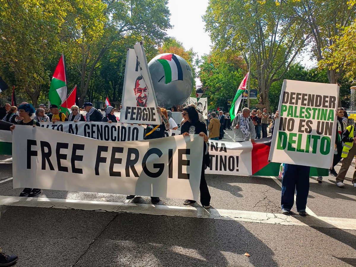 PintoPalestina's tweet photo. La #solidaridad con #palestine🇵🇸 sale a las calles. #Madrid y una TREINTENA de ciudades más denunciaron que el #genocídiocontinuaAún tras el #altoelfuego en #gaza en octubre de 2025, el ejercito #sionista de #israeli ha asesinado a más de 1300 personas #israelstateterrorist https://t.co/tQeYn2DEcI