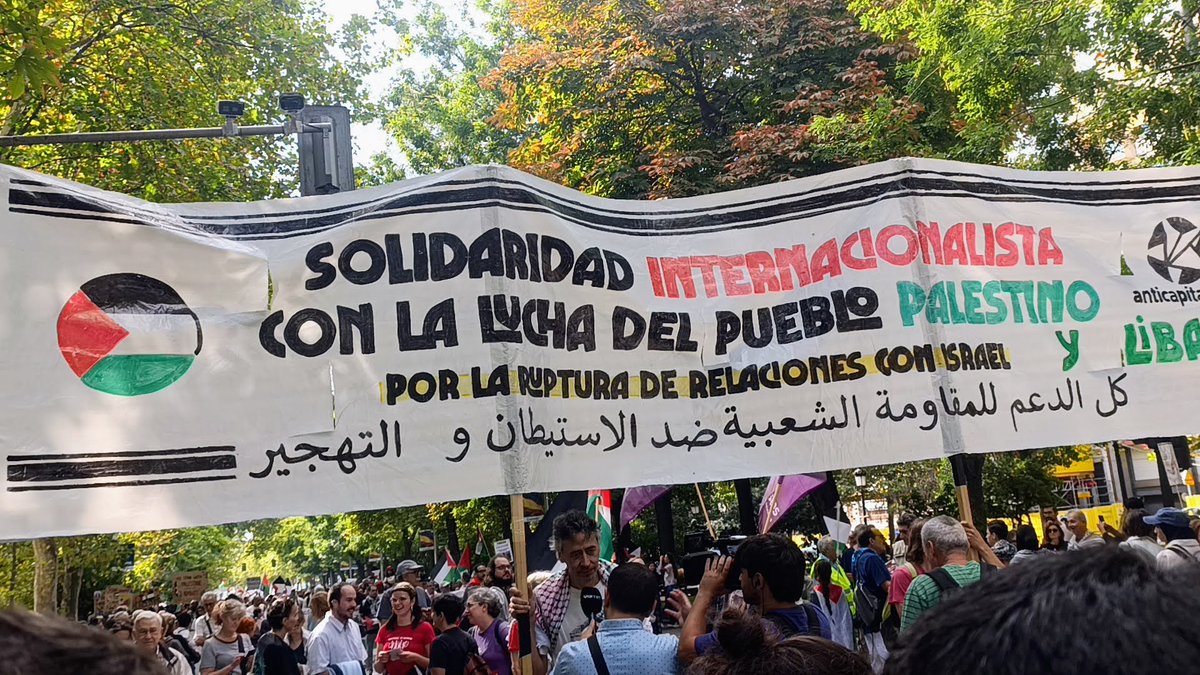 PintoPalestina's tweet photo. La #solidaridad con #palestine🇵🇸 sale a las calles. #Madrid y una TREINTENA de ciudades más denunciaron que el #genocídiocontinuaAún tras el #altoelfuego en #gaza en octubre de 2025, el ejercito #sionista de #israeli ha asesinado a más de 1300 personas #israelstateterrorist https://t.co/tQeYn2DEcI