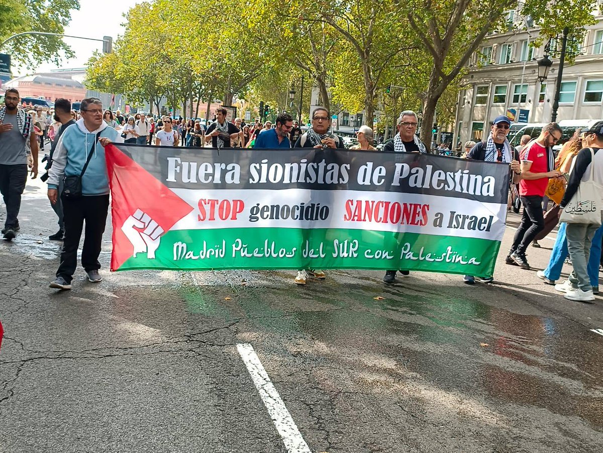 PintoPalestina's tweet photo. La #solidaridad con #palestine🇵🇸 sale a las calles. #Madrid y una TREINTENA de ciudades más denunciaron que el #genocídiocontinuaAún tras el #altoelfuego en #gaza en octubre de 2025, el ejercito #sionista de #israeli ha asesinado a más de 1300 personas #israelstateterrorist https://t.co/tQeYn2DEcI
