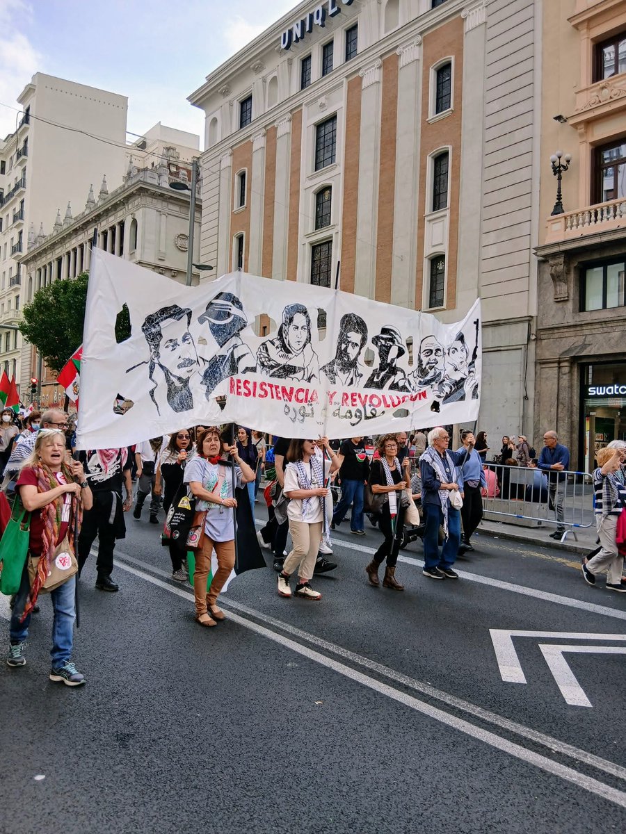 PintoPalestina's tweet photo. La #solidaridad con #palestine🇵🇸 sale a las calles. #Madrid y una TREINTENA de ciudades más denunciaron que el #genocídiocontinuaAún tras el #altoelfuego en #gaza en octubre de 2025, el ejercito #sionista de #israeli ha asesinado a más de 1300 personas #israelstateterrorist https://t.co/tQeYn2DEcI