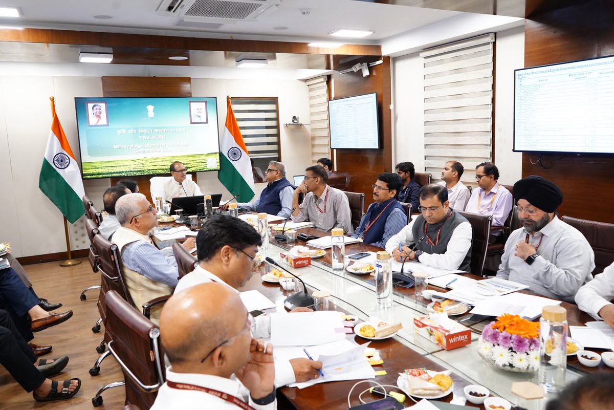 AgriGoI's tweet photo. केंद्रीय कृषि एवं किसान कल्याण मंत्री श्री शिवराज सिंह चौहान की अध्यक्षता में आज कृषि भवन, नई दिल्ली मे�� कृषि एवं किसान कल्याण मंत्रालय के विभिन्न प्रभागों की कार्ययोजना और प्रगति की समीक्षा के लिए बैठक आयोजित की गई। 
बैठक में विभिन्न योजनाओं, कार्यक्रमों और प्रभागों के कार्यों की वर्तमान प्रगति की समीक्षा की गई। संबंध���त अधिकारियों ने अपने-अपने प्रभाग की उपलब्धियों, प्रगति तथा आगामी कार्ययोजना की जानकारी प्रस्तुत की। 
इस दौरान योजनाओं और कार्यक्रमों के प्रभावी, परिणामोन्मुखी एवं समयबद्ध क्रियान्वयन पर विशेष जोर दिया गया तथा अधिकारियों को आवश्यक दिशा-निर्देश दिए गए। बैठक में श्री अतीश चन्द्रा, सचिव, कृषि एवं किसान कल्याण विभाग सहित मंत्रालय के वरिष्ठ अधिकारी उपस्थित रहे।

#ShivrajSinghChouhan  #AgricultureMinistry 
#KrishiBhawan  #FarmersWelfare  #IndianAgriculture 
#AgriReviewMeeting #agrigoi