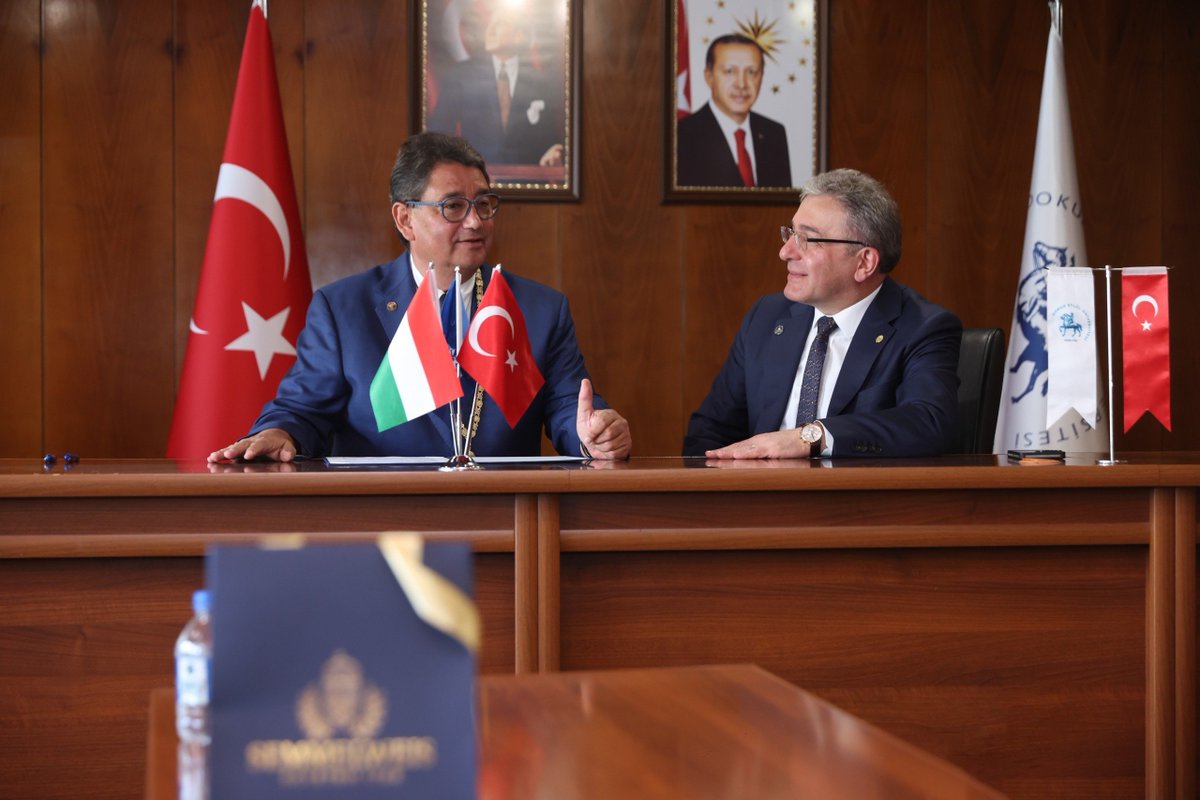 universitemDEU's tweet photo. 🇹🇷🇭🇺 Dokuz Eylül Üniversitesi ile Semmelweis Üniversitesi Arasında İş Birliği

🤝 Semmelweis University (Budapeşte, Macaristan) Rektörü Prof. Dr. Béla Merkely, Rektörümüz Prof. Dr. Bayram Yılmaz’ı makamında ziyaret etti.

🌍 Ziyaretin ardından, Dokuz Eylül Üniversitesi ile Semmelweis Üniversitesi arasında eğitim ve araştırma alanlarında iş birliğini geliştirmek amacıyla; öğrenci ve akademik personel değişimi, eğitim kaynaklarının paylaşımı, ortak araştırma projeleri ve akademik etkinlikleri kapsayan Mutabakat Zaptı, Rektörümüz Prof. Dr. Bayram Yılmaz ve Semmelweis Üniversitesi Rektörü Prof. Dr. Béla Merkely tarafından imzalandı.  

🔬 İş birliğinin iki üniversite için de hayırlı olmasını diliyoruz.

@deuinternational
#DokuzEylülÜniversitesi #SemmelweisUniversity #İşBirliği #AkademikİşBirliği #UluslararasıİşBirliği