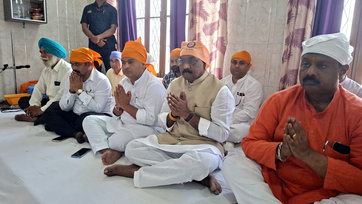 LalSinghArya's tweet photo. आज उत्तराखंड के प्रवास के दौरान शेरगढ मांझरी डोईवाल (ऋषिकेश) स्थित संत शिरोमणि श्री गुरू ��विदास महाराज जी के गुरूद्वारा में मत्था टेकने का सौभाग्य प्राप्त हुआ,  गुरूदारा में काशी स�� आये श्रीगुर रविदास जी की पवित्र माटीयुक्त स्थापित कलश का पूजन किया।

इस अवसर पर गुरूद्वारा में सिख धर्म के संस्थापक पूज्य श्रीगुरू नानकदेव जी के ज्योति-जोत दिवस पर पाठ किया।

मोर्चा के प्रदेशाध्यक्ष श्री बलवीर घुनियाल,श्री राम किशन ग्रंथी,श्री राजकुमार प्रधान, प्रबंधक श्री साहिब सिंह व श्री नरेंद्र सिंह सहित बड़ी संख्या में भाजपा कार्यकर्ता और स्थानीय गणमान्यजन उपस्थित रहे।

@BJP4India.  @BJP4UK 
@BJPSCMorcha