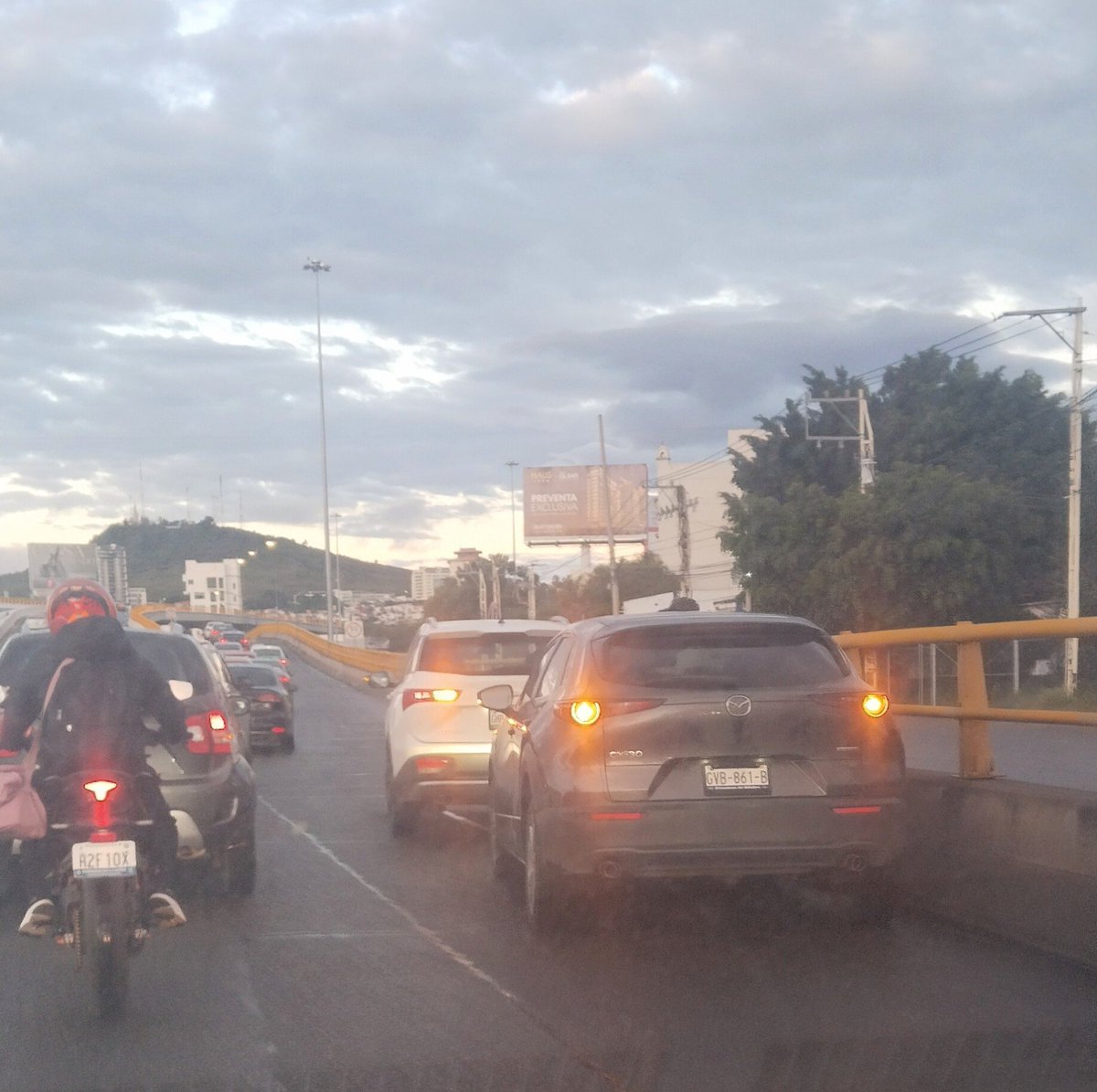 PLina_20's tweet photo. @TraficoLeon_ tráfico por choque por alcance subiendo el distribuidor Benito Juárez en dirección a Clouthier #leon https://t.co/ck3xOuaSAL