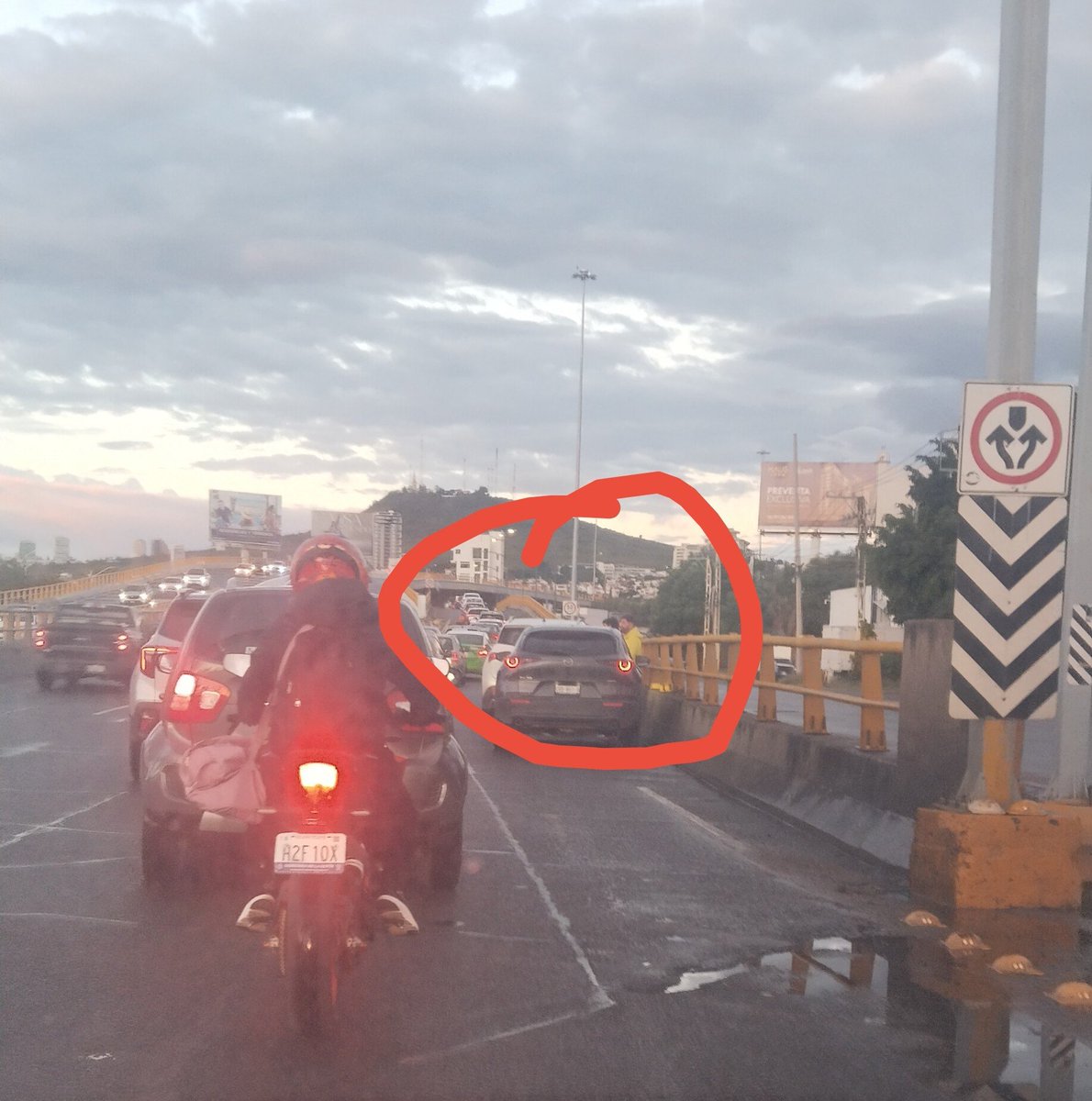 PLina_20's tweet photo. @TraficoLeon_ tráfico por choque por alcance subiendo el distribuidor Benito Juárez en dirección a Clouthier #leon https://t.co/ck3xOuaSAL