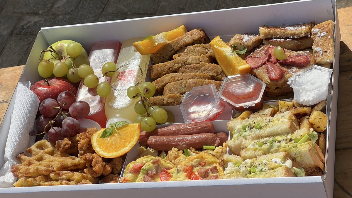 audafoods's tweet photo. Surprise your loved one with our affordable breakfast packages from @StrawberryGingr 😍😍 https://t.co/Tgx4IUcCdD