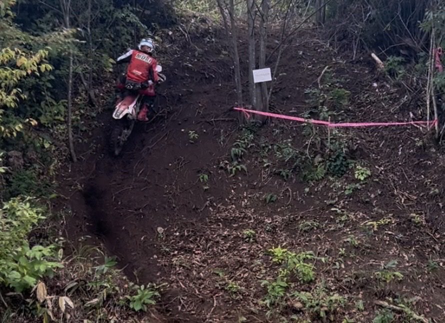 MK_KOSUKEMORI's tweet photo. 全日本ハードエンデューロ選手権R-5 DAISEN HED 秋田に参戦しました❗️
結果は4位。

レース後半にハンドルを曲げるアクシデントがありましたが何とか完走出来ました。

ベストなコース設定で非常に疲れましたが楽しめたレースでした👍

#全日本HED
#DAISEN https://t.co/flS58HUfjA