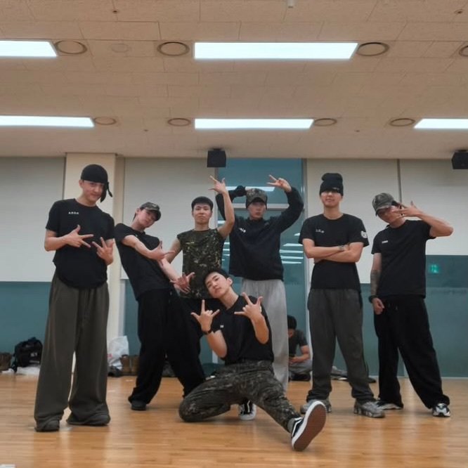 _tigerinmymind's tweet photo. 육군공연팀 사진에 순영이ㅠㅠㅠㅠㅠㅠ #호시 https://t.co/CmBks2vQpm