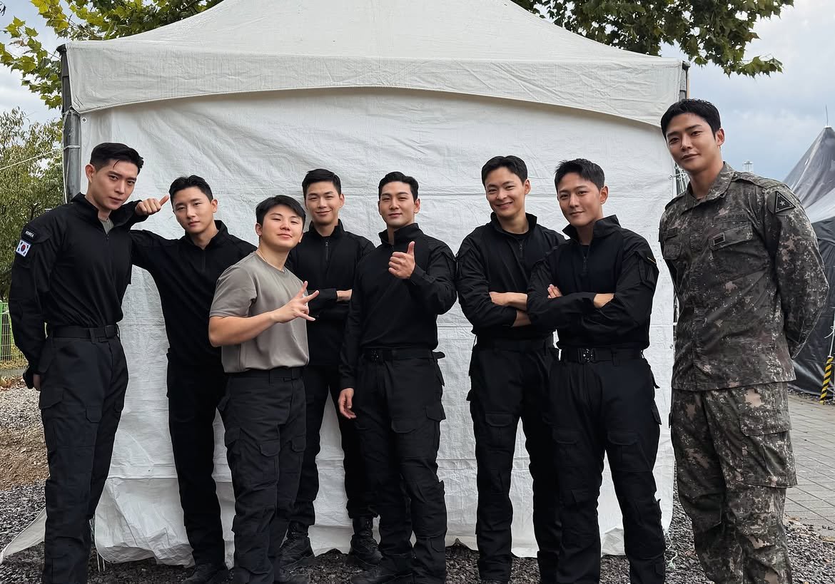 lunehoon's tweet photo. idols x actors team pictures !! 😆 https://t.co/o95WtWjKVi
