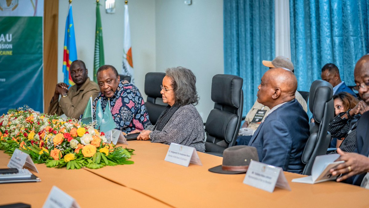 FRNCongo's tweet photo. RÉUNION DE HAUT NIVEAU ENTRE L’AFC/M23 ET LE PANEL DES FACILITATEURS DE L’UNION AFRICAINE

#Goma, 5 octobre 2026 
Le Coordonnateur politique de l’AFC/M23, Corneille Nangaa, accompagné de ses adjoints, Bertrand Bisimwa et Freddy Kaniki, a reçu ce lundi, dans son cabinet de travail à la Coordination politique de l’AFC/M23 à Goma, une délégation du Panel des facilitateurs de l’Union africaine.

Cette rencontre de haut niveau s’inscrit dans le cadre des consultations consacrées au processus de paix en République démocratique du Congo, alors que les efforts diplomatiques se poursuivent en vue de favoriser une issue politique à la crise qui affecte le pays.

La délégation du Panel des facilitateurs était notamment composée de l’ancien président kényan Uhuru Kenyatta, de l’ancien président botswanais Mokgweetsi Masisi et de l’ancienne présidente éthiopienne Sahle-Work Zewde.

Cette rencontre témoigne de la poursuite des contacts de haut niveau entre les différentes parties prenantes au processus de paix en RDC et de l’implication de l’Union africaine dans les initiatives visant à favoriser le dialogue et la stabilité dans la région.