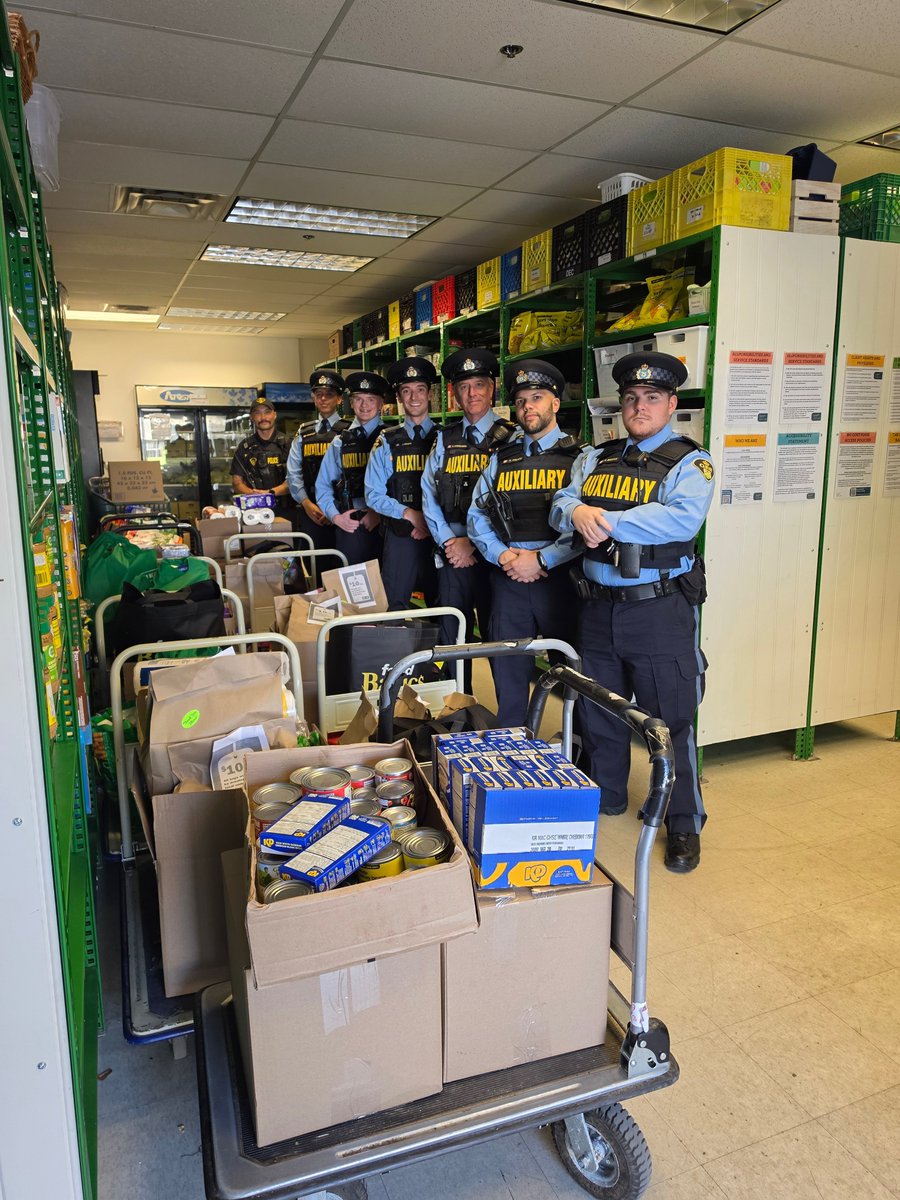 OPP_ER's tweet photo. #OttawaOPP and #OPPAuxiliary members took part in #OperationFullPlate on October 3rd. The provincial food drive was part of an effort by #OPP to support our local communities across Ontario. The event took place at Food Basics and Real Canadian Superstore in Kanata. Through generous donations from the public, our members collected 1,665lbs of food and raised $1,225.60 for the Kanata Food Cupboard. Thank you to everyone that donated!
~
Des membres de la police provinciale de l'Ontario d'Ottawa et de les membres Auxiliaires ont participé à l’Opération Assiette Pleine le 3 octobre. Cette collecte alimentaire provinciale s’inscrivait dans une initiative de la OPP visant à soutenir les communautés locales de tout l’Ontario. L’événement s’est déroulé dans les magasins Food Basics et Real Canadian Superstore de Kanata. Grâce à la générosité du public, nos membres ont récolté 1 665 livres de denrées alimentaires et recueilli 1 225,60 $ au profit de la Kanata Food Cupboard. Merci à toutes les personnes qui ont fait un don !
#OttTraffic #CommunityPolicing ^mf
