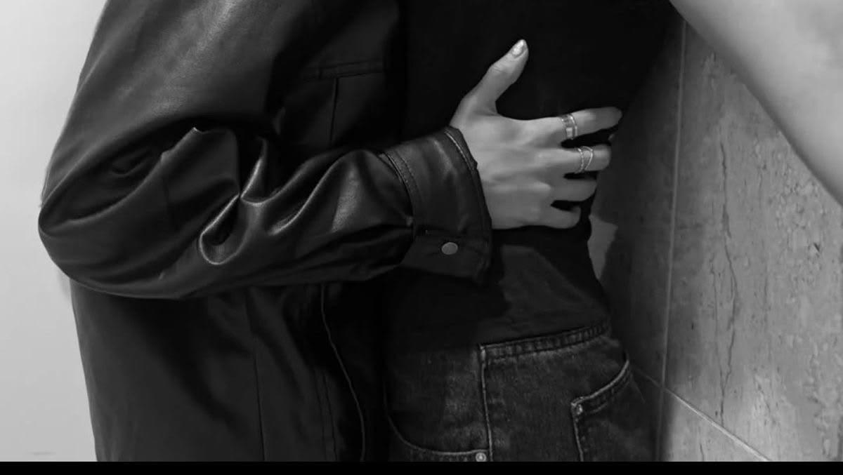ohtxllq's tweet photo. I need 
NEED UR HANDS IN MY WAIST PLEASE https://t.co/bqyIDcKtin