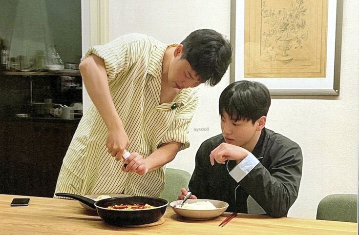 Minkookearn4's tweet photo. ไม่ได้คิดไปคนเดียว เค้าบอกว่าจองกุกคือภายนอกแมนมากรอยสักเต็มแขน แต่นิสัยคือน่ารักมากนั่งขาชิดดูสุภาพอ่อนน้อม จีมินภายนอกคือน่ารัก หนุ่มนุ่มหวานมาก แต่ความจริงคือซังนัมจาแมนมาก เหมือน2 คนนี้เค้าสลับกันเลย จีมันไม่ชอบพกอะไรเยอะกระเป๋าใบเดียวใบเล็กเอาอยู่ส่วน อีกคนแบกบ้าน จริงมาก https://t.co/viR3FpaHVy