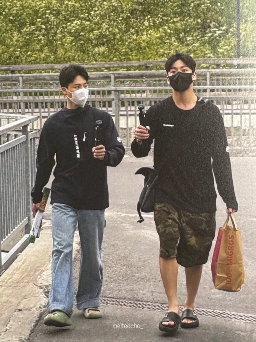 Minkookearn4's tweet photo. ไม่ได้คิดไปคนเดียว เค้าบอกว่าจองกุกคือภายนอกแมนมากรอยสักเต็มแขน แต่นิสัยคือน่ารักมากนั่งขาชิดดูสุภาพอ่อนน้อม จีมินภายนอกคือน่ารัก หนุ่มนุ่มหวานมาก แต่ความจริงคือซังนัมจาแมนมาก เหมือน2 คนนี้เค้าสลับกันเลย จีมันไม่ชอบพกอะไรเยอะกระเป๋าใบเดียวใบเล็กเอาอยู่ส่วน อีกคนแบกบ้าน จริงมาก https://t.co/viR3FpaHVy