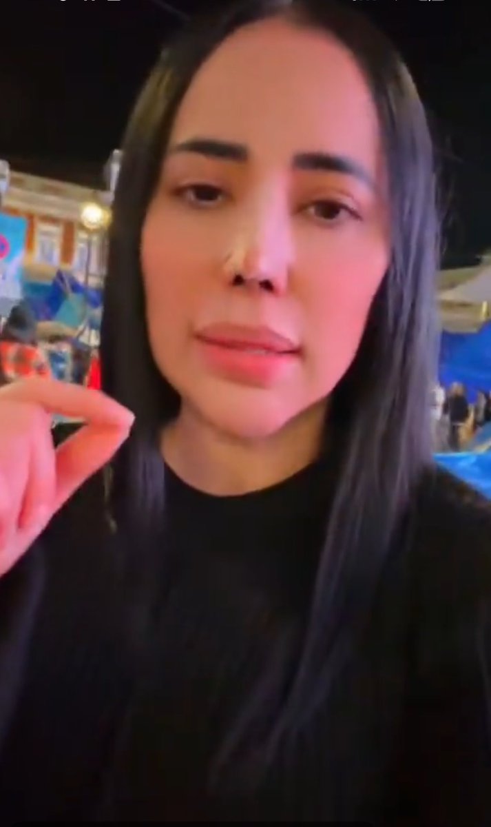 MarcelaSaebL's tweet photo. La estética de los rostros actuales les ha hecho creer que rasgos masculinizados son más apropiados. 
Angulos rectos, prominencia del mentón, exaltación de cigomáticos, nariz de punta elevada, labios edematizados, alargamiento de toda la estructura.  
Rostros femeninos masculinizados y rostros masculinos afeminados.  El caso es que los cirujanos plásticos y los esteticistas (junto con la industria) han creado rostros en serie.  Han eliminado las características únicas y personales.  
¡Qué no se dan cuenta o quieren ser todos iguales para pertenecer a alguna secta! 

Esto no es medicina.  
Esto es un fiasco. 

#dermatopatología🔬💕