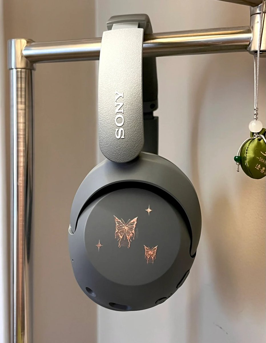 ClaraJourney's tweet photo. I finally got a pair of over-ear headphones 🎧 I tried them on at the electronics mall during Black Friday, liked them, and decided to buy them. They make my head look a little square, but I still really love them. https://t.co/YCoDht0FfV