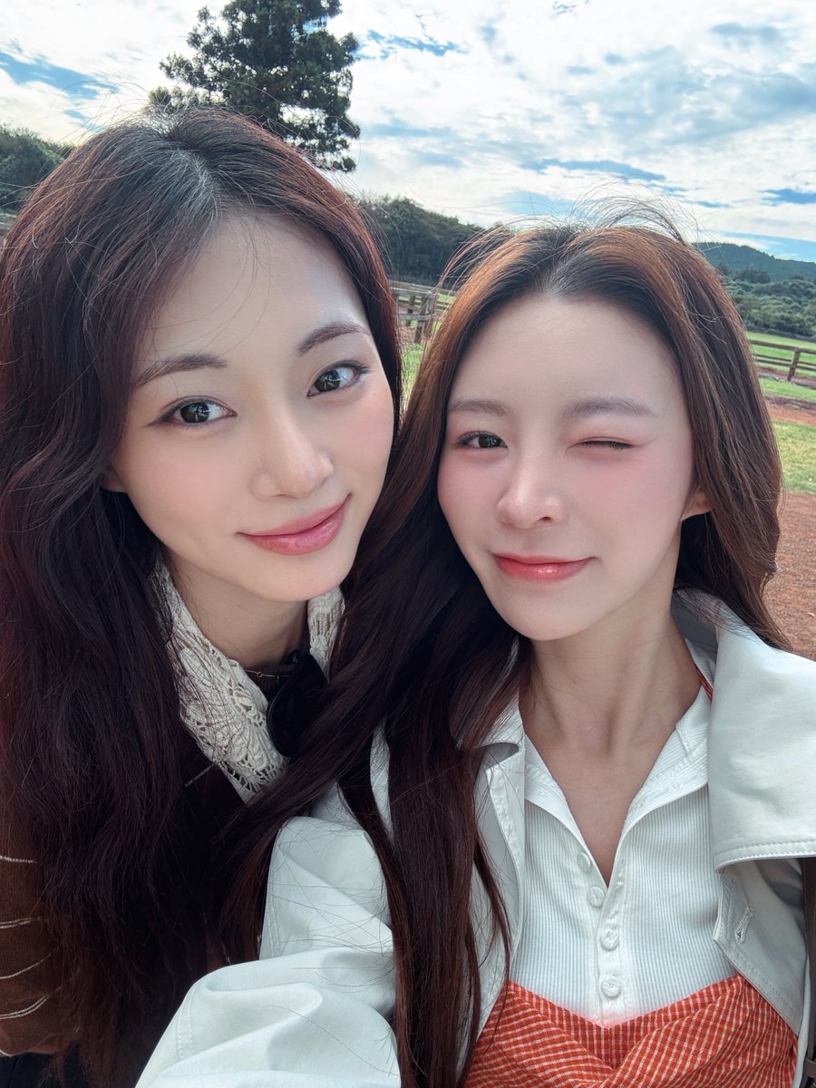 godmitzu's tweet photo. TZUYU and Elkie on vacation in Jeju Island https://t.co/530ccm9c99