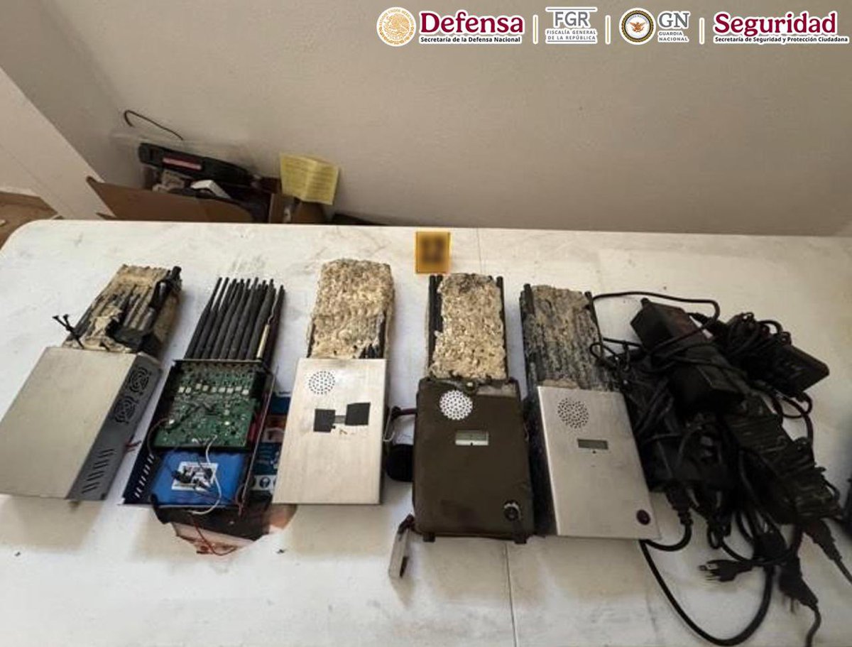 OHarfuch's tweet photo. En San Luis Potosí, como resultado de trabajos de investigación, personal de @FGRMexico, a través de la Agencia de Investigación Criminal @SSPCMexico , @GN_MEXICO_ y la Guardia Civil Estatal, ejecutó una orden de cateo en un inmueble relacionado con el robo al autotransporte federal.
Se aseguraron 30 inhibidores de señal, 359 antenas inhibidoras, un arma larga, cartuchos, cargadores, seis montacargas, 110 autopartes, 10 vehículos y 297 tarimas con mercancía.

Este resultado representa un avance importante en el combate al robo a transportistas y contribuye a hacer de la carretera 57 una vía más segura para quienes trabajan y transitan por ella.
Agradecemos al gobernador @RGC_Mx y a las autoridades de San Luis Potosí por su colaboración. Seguiremos trabajando de manera coordinada para proteger a los transportistas y fortalecer la seguridad en las carreteras del país.