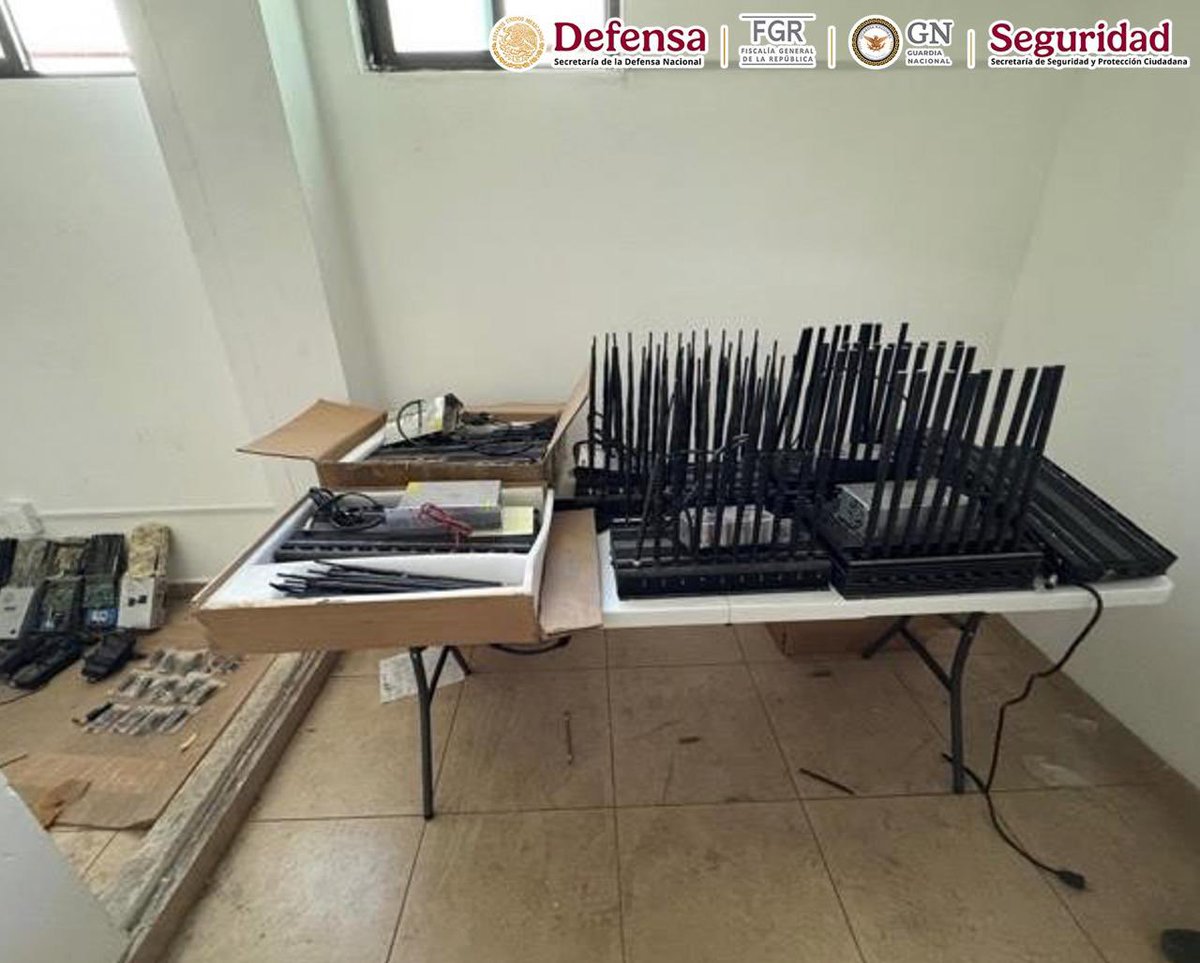 OHarfuch's tweet photo. En San Luis Potosí, como resultado de trabajos de investigación, personal de @FGRMexico, a través de la Agencia de Investigación Criminal @SSPCMexico , @GN_MEXICO_ y la Guardia Civil Estatal, ejecutó una orden de cateo en un inmueble relacionado con el robo al autotransporte federal.
Se aseguraron 30 inhibidores de señal, 359 antenas inhibidoras, un arma larga, cartuchos, cargadores, seis montacargas, 110 autopartes, 10 vehículos y 297 tarimas con mercancía.

Este resultado representa un avance importante en el combate al robo a transportistas y contribuye a hacer de la carretera 57 una vía más segura para quienes trabajan y transitan por ella.
Agradecemos al gobernador @RGC_Mx y a las autoridades de San Luis Potosí por su colaboración. Seguiremos trabajando de manera coordinada para proteger a los transportistas y fortalecer la seguridad en las carreteras del país.