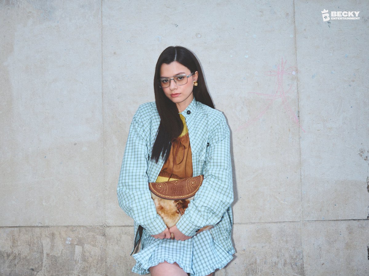 beckyentofc's tweet photo. La belle vie ☁️🦋

#MiuMiuSS27xBecky #MiuMiuSS27
#MiuMiuPFWxBecky
#beckysangels #BeckyArmstrong https://t.co/fZkAdcteBq