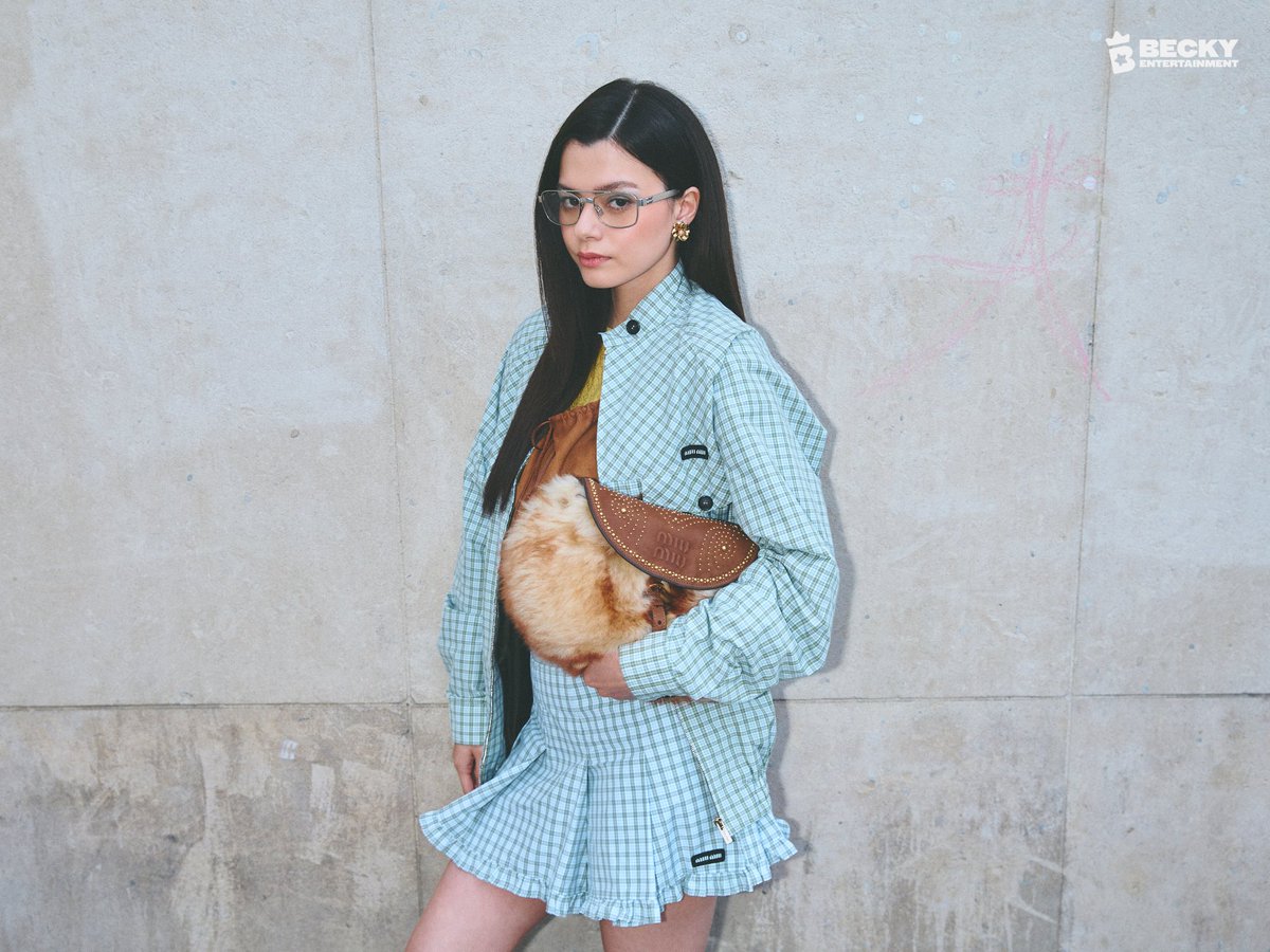 beckyentofc's tweet photo. La belle vie ☁️🦋

#MiuMiuSS27xBecky #MiuMiuSS27
#MiuMiuPFWxBecky
#beckysangels #BeckyArmstrong https://t.co/fZkAdcteBq