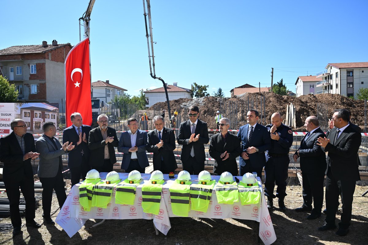 usak_ism's tweet photo. Banaz İlçemize Yeni Bir Sağlık Yatırımı: Perihan-Mehmet Duguk Aile Sağlığı Merkezi Temel Atma Töreni Gerçekleştirildi. https://t.co/a8I2fuB4LE