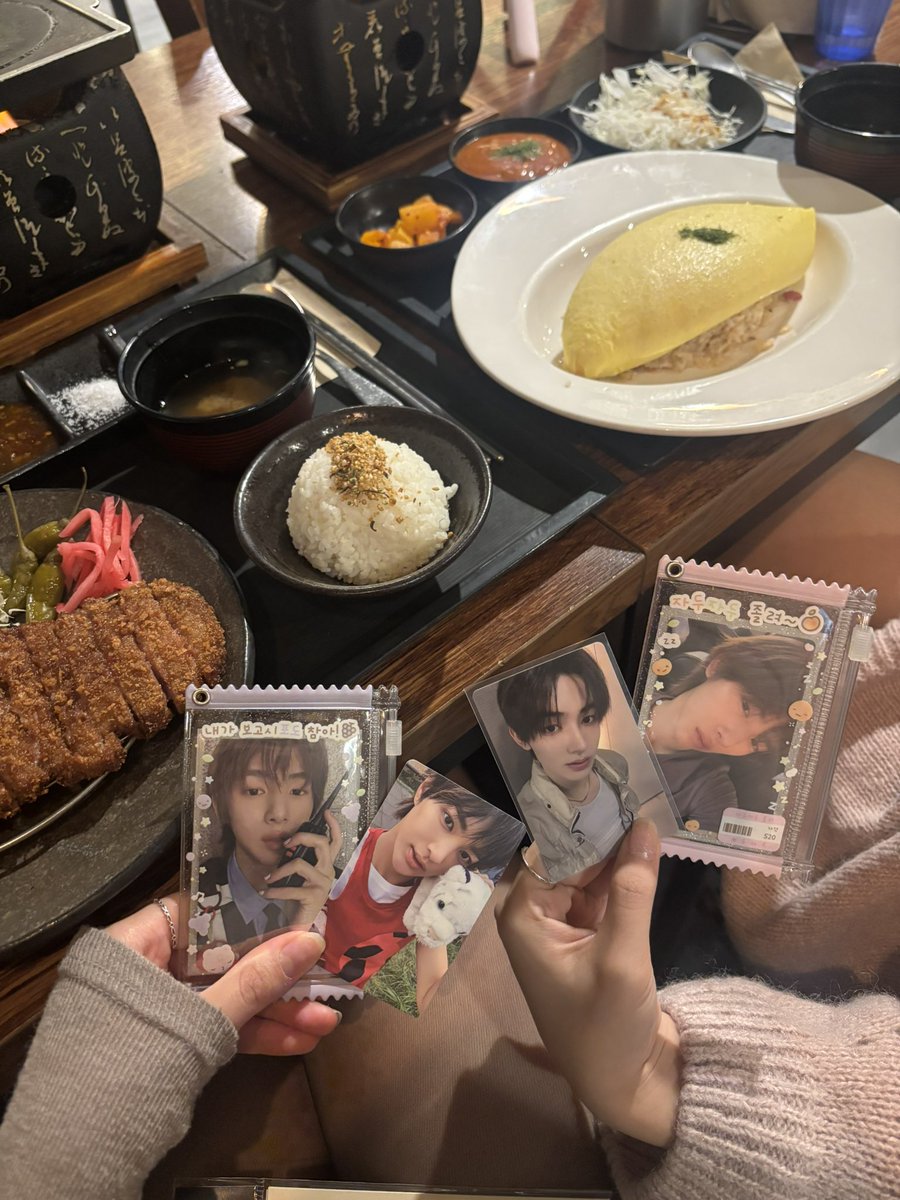 jjuranghae0's tweet photo. #쮸해야뭐하니

엄누랑 코어데이트!!!
엄앤안이 갔던 규카츠 집 가서 그 자리에 앉아서 규카츠도 맛있게 머금…💞🐢
오늘 앨깡해서 쭈2셩1뽑음!!!!!! 
내가 쭈를 2장이나 뽑다니 꺅 
3번째 사진 여기저기 자랑하고싶으다
하이브 가서 인증샷까지🫪💗 https://t.co/sxeNGKRV2K