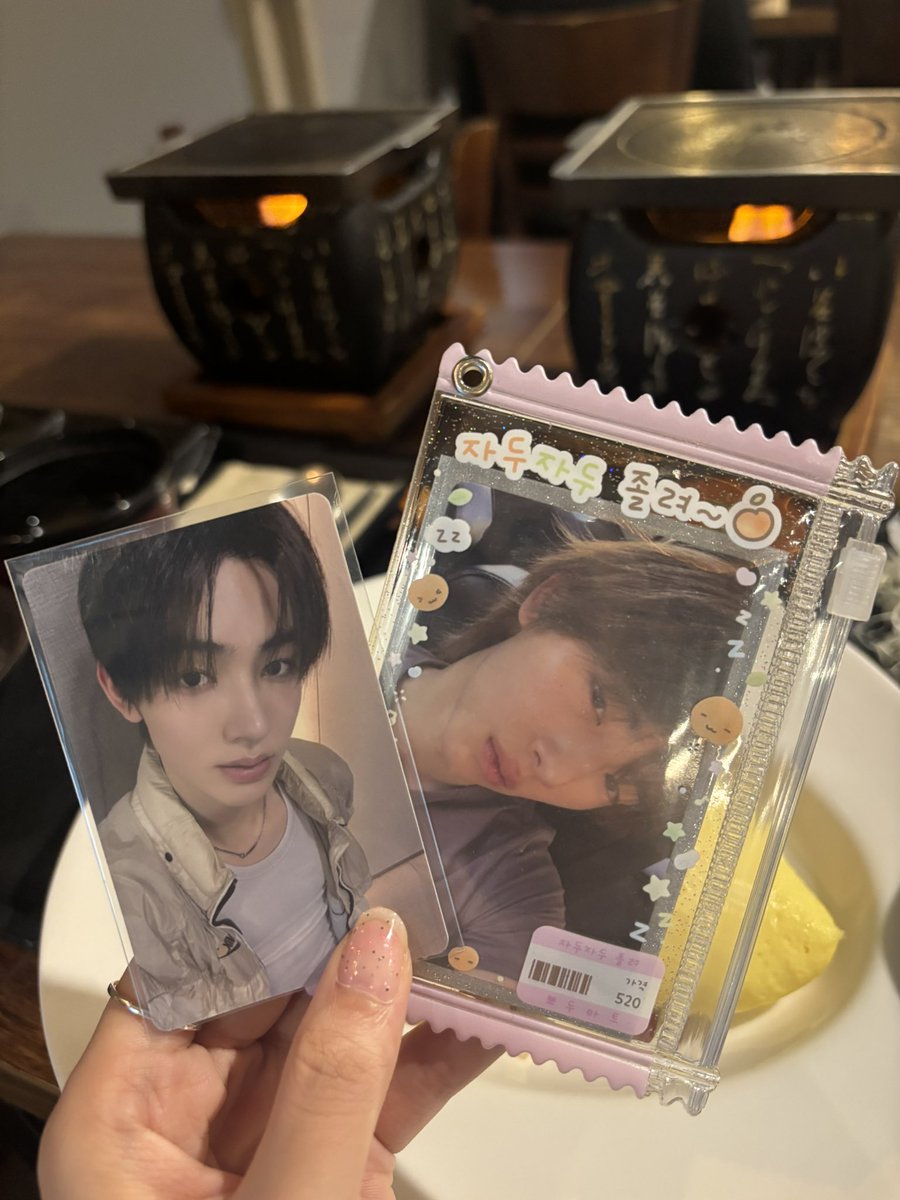jjuranghae0's tweet photo. #쮸해야뭐하니

엄누랑 코어데이트!!!
엄앤안이 갔던 규카츠 집 가서 그 자리에 앉아서 규카츠도 맛있게 머금…💞🐢
오늘 앨깡해서 쭈2셩1뽑음!!!!!! 
내가 쭈를 2장이나 뽑다니 꺅 
3번째 사진 여기저기 자랑하고싶으다
하이브 가서 인증샷까지🫪💗 https://t.co/sxeNGKRV2K
