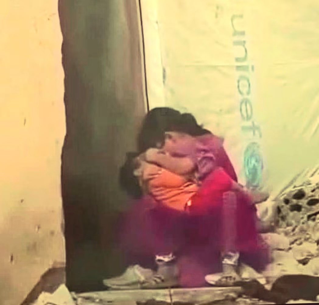 Astridueil's tweet photo. This is not just a picture, it is the weeping of the senselessness of the whole Ummah. This innocent girl of hunger in Ghaza is hugging her younger brother not her but consoling her broken heart. At the age when she has a doll in her hand Should have, today his brother starving in his hands. There is no bread to eat, no roof over his head, just each other's tears and the world's criminal silence 💔