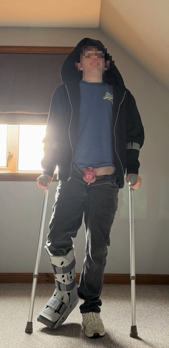 lockedbenjiii's tweet photo. Day 5 of #Locktober 🔒

Another #locked trip to the hospital this morning 🌅 

Left feeling a bit like RoboCop with my new shoe 👟 Off work for another 6 weeks 😫

#chastity #gaychastity #lockup #caged #cockcage #chastitycage #owned @GayChastity_RTs @GayChastityRPs @GayBDSM_RT https://t.co/Ie3zcVCX1C