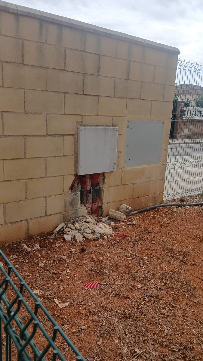 VecinosEncinas's tweet photo. Actualización del Estado de Las Encinas! El @aytoguadaira ha cortado el riego y la Urbanización está lamentable. Vais a seguir tratándonos como vecinos de segunda?? 200 familias aquí, os lo recuerdo, con sus niños, adolescentes y mayores. Sin parada de bus, bar, columpios... https://t.co/4YmZ3Jgdbx