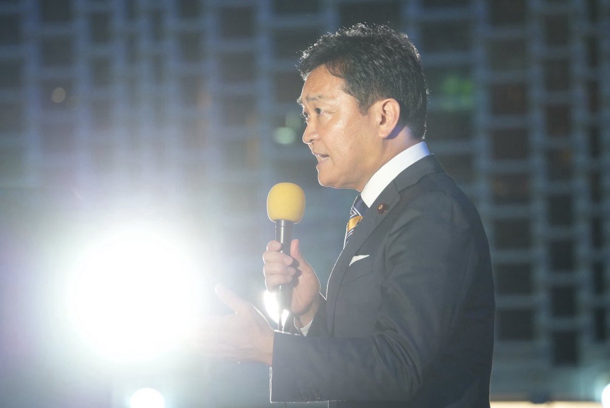 tamakiyuichiro's tweet photo. 国会初日恒例の新橋駅SL広場前の街頭演説会には、多くの人にお集まりいただき感謝申し上げます。

今日10月5日は臨時国会初日であると同時に、故大塚耕平さんの誕生日でもありました。

生前、大塚さんが何度も訴えた、
「偏らない政治、現実的な政治、正直な政治」
を実現できるよう、
仲間と力をあわせワンチームで国会論戦に臨みます。

皆さんの応援、よろしくお願いします。

#国民民主党