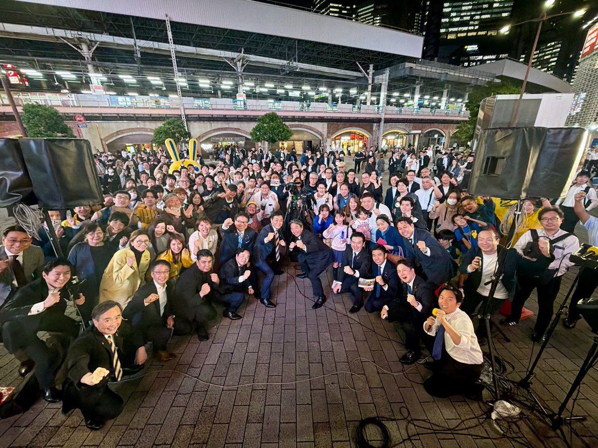 tamakiyuichiro's tweet photo. 国会初日恒例の新橋駅SL広場前の街頭演説会には、多くの人にお集まりいただき感謝申し上げます。

今日10月5日は臨時国会初日であると同時に、故大塚耕平さんの誕生日でもありました。

生前、大塚さんが何度も訴えた、
「偏らない政治、現実的な政治、正直な政治」
を実現できるよう、
仲間と力をあわせワンチームで国会論戦に臨みます。

皆さんの応援、よろしくお願いします。

#国民民主党