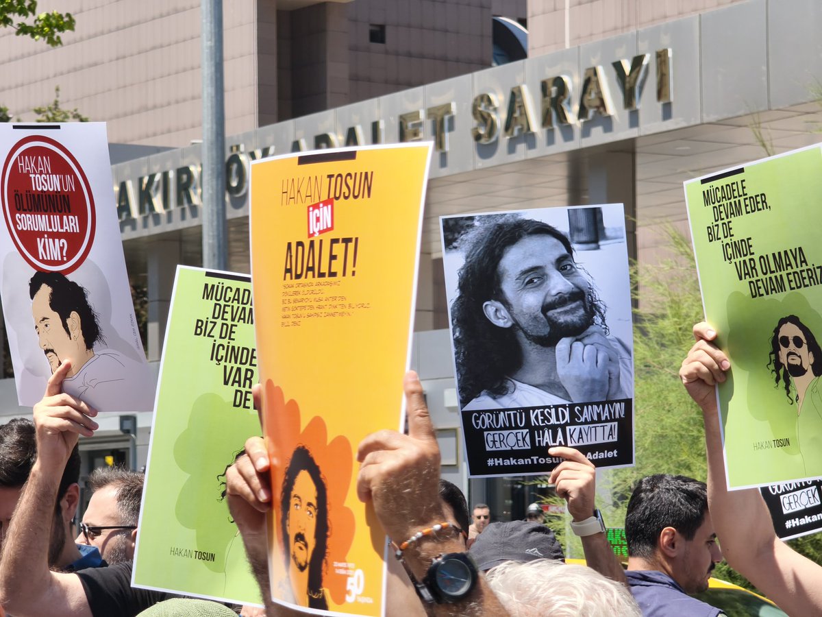 umuttastangzt's tweet photo. Gazeteci Hakan Tosun'un dövülerek öldürülmesine ilişkin davada artık karar günü. 

Sadece 2 sanığın yargılandığı, 3'üncü kişinin "tanık" konumunda kaldığı, hakkındaki suç duyurusuna takipsizlik verildiği bir yargılama sürecinde 7 Ekim'de karar açıklanacak. https://t.co/kpKJj0fLW7