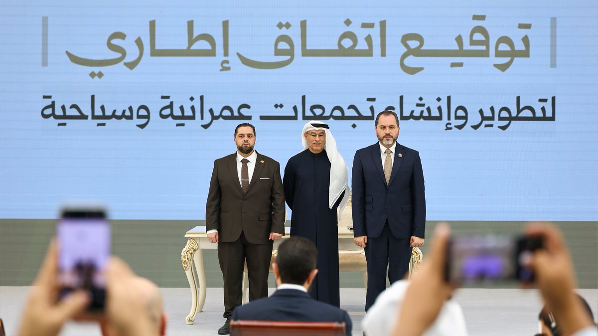 SyPresidency's tweet photo. شهد السيد الرئيس أحمد الشرع اليوم في قصر الشعب بدمشق مراسم توقيع اتفاق إطاري لتطوير وإنشاء تجمعات عمرانية وسياحية بين وزارة الأشغال العامة والإسكان ووزارة السياحة وشركة إيجل هيلز العقارية، بحضور عدد من الوزراء والمسؤولين، إلى جانب شخصيات اقتصادية ورسمية محلية وعربية وأجنبية.

#رئاسة_الجمهورية_العربية_السورية