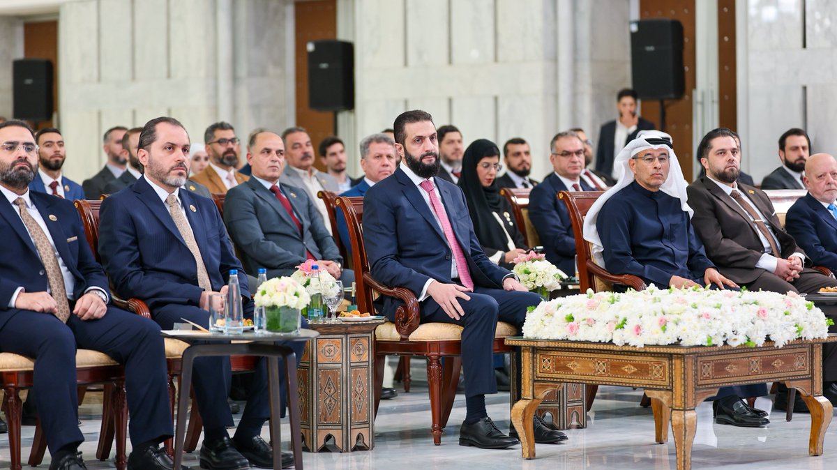 SyPresidency's tweet photo. شهد السيد الرئيس أحمد الشرع اليوم في قصر الشعب بدمشق مراسم توقيع اتفاق إطاري لتطوير وإنشاء تجمعات عمرانية وسياحية بين وزارة الأشغال العامة والإسكان ووزارة السياحة وشركة إيجل هيلز العقارية، بحضور عدد من الوزراء والمسؤولين، إلى جانب شخصيات اقتصادية ورسمية محلية وعربية وأجنبية.

#رئاسة_الجمهورية_العربية_السورية