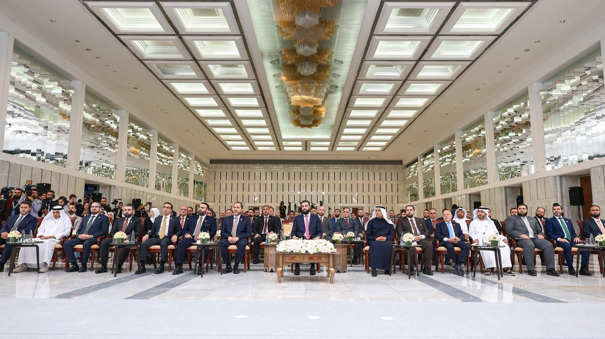 SyPresidency's tweet photo. شهد السيد الرئيس أحمد الشرع اليوم في قصر الشعب بدمشق مراسم توقيع اتفاق إطاري لتطوير وإنشاء تجمعات عمرانية وسياحية بين وزارة الأشغال العامة والإسكان ووزارة السياحة وشركة إيجل هيلز العقارية، بحضور عدد من الوزراء والمسؤولين، إلى جانب شخصيات اقتصادية ورسمية محلية وعربية وأجنبية.

#رئاسة_الجمهورية_العربية_السورية
