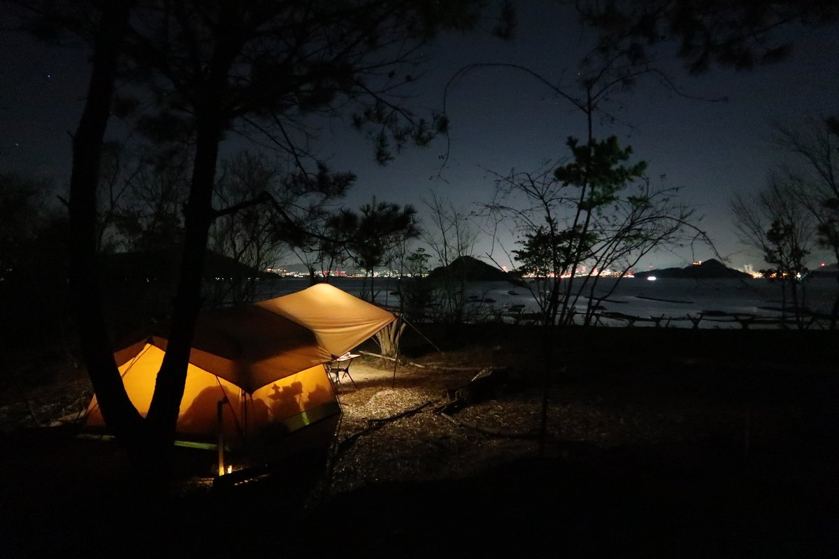 SAKE_KAKUSHI's tweet photo. 広島県江田島市、広島湾を見下ろす丘にあるキャンプ場『Hawk Nest Garden Village』さん。

眺めが良いので航路を行き交う船や、海上自衛隊の艦船を、朝の珈琲と一緒に眺めたり、夜は広島の夜景を自分のテントから愉しむ事が出来る、おすすめのキャンプ場。

No.059 #えたじま観光アンバサダー https://t.co/KmOCeQiVyx