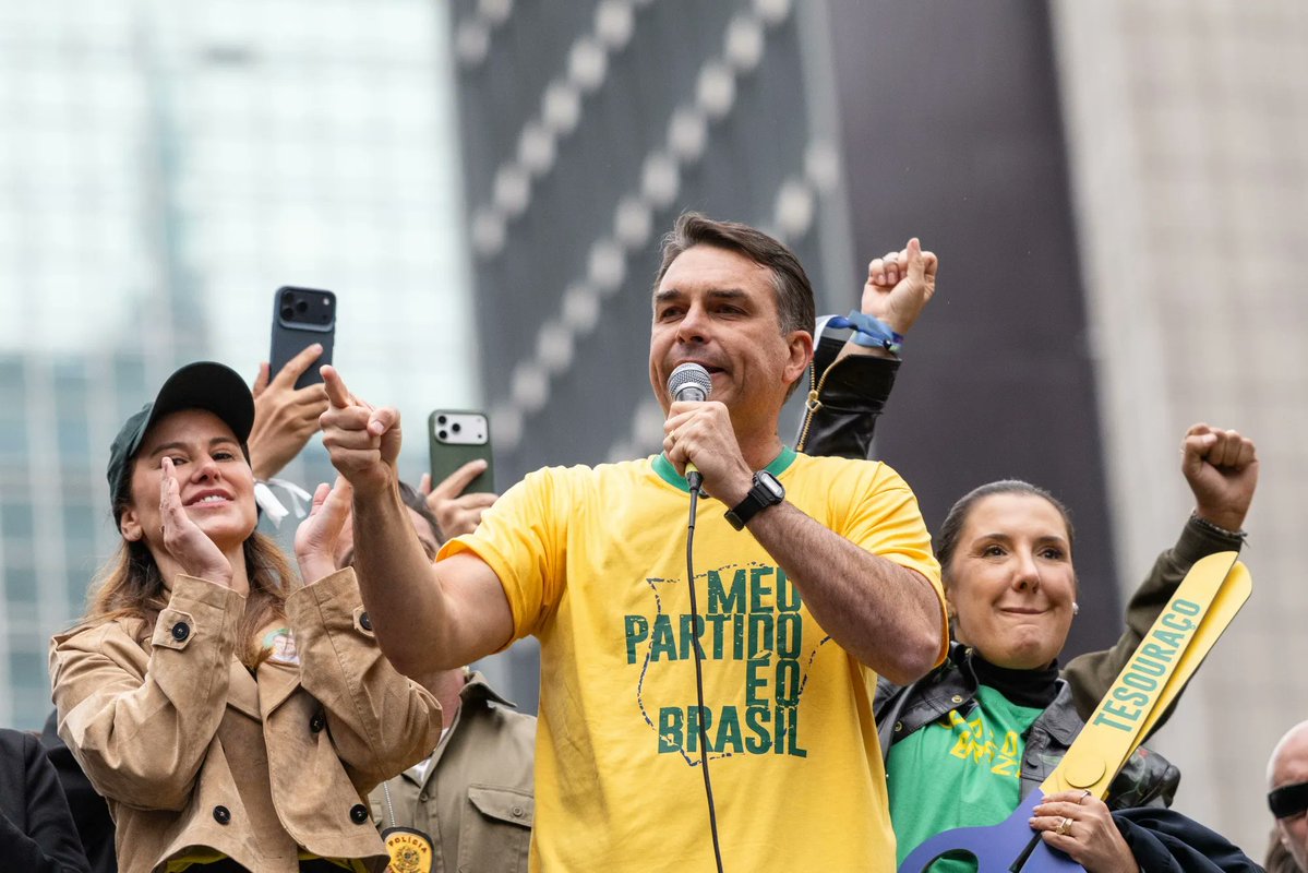 MarioNawfal's tweet photo. 🚨🇧🇷 WOW! Brazilian markets are sending a powerful signal after Bolsonaro won the first round...

The Brazilian real is surging against the dollar as investors digest Flávio Bolsonaro’s surprise first-place finish in Sunday’s vote.

Bolsonaro took 47.03%, ahead of President Lula’s 45.16%.

It marks the first presidential election since 1998 in which Lula competed but failed to finish first in the opening round.

Now Brazil heads for a decisive October 25 runoff, and markets are already repositioning...

Source: Trading View / Writer: Samuel