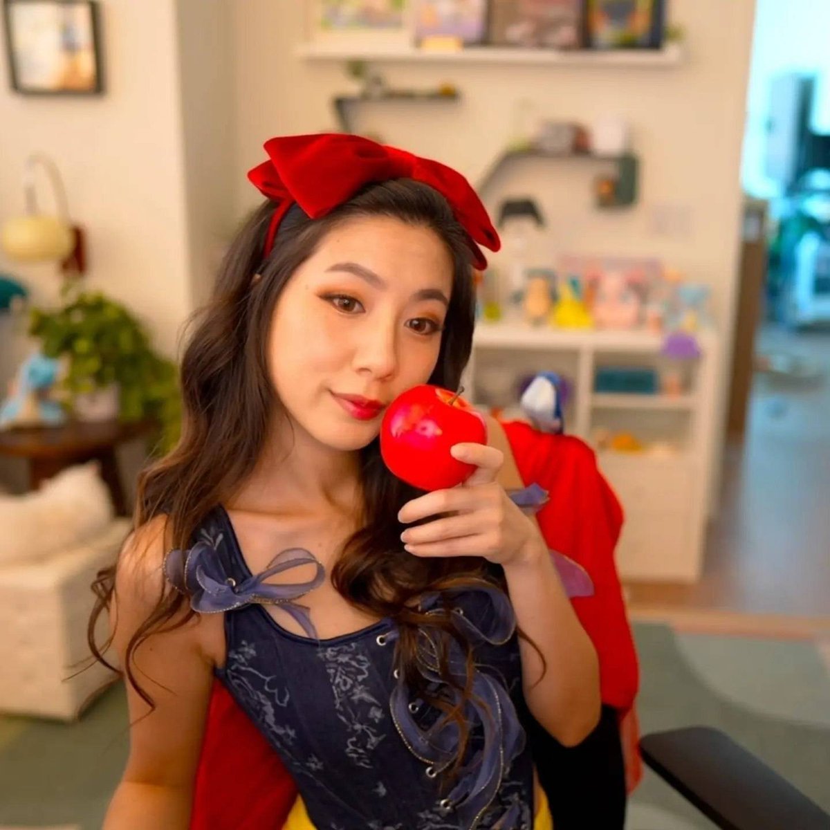puzzleheadxx's tweet photo. month of costumes, hoping for more this year 🙏 https://t.co/SsRsimoJIE