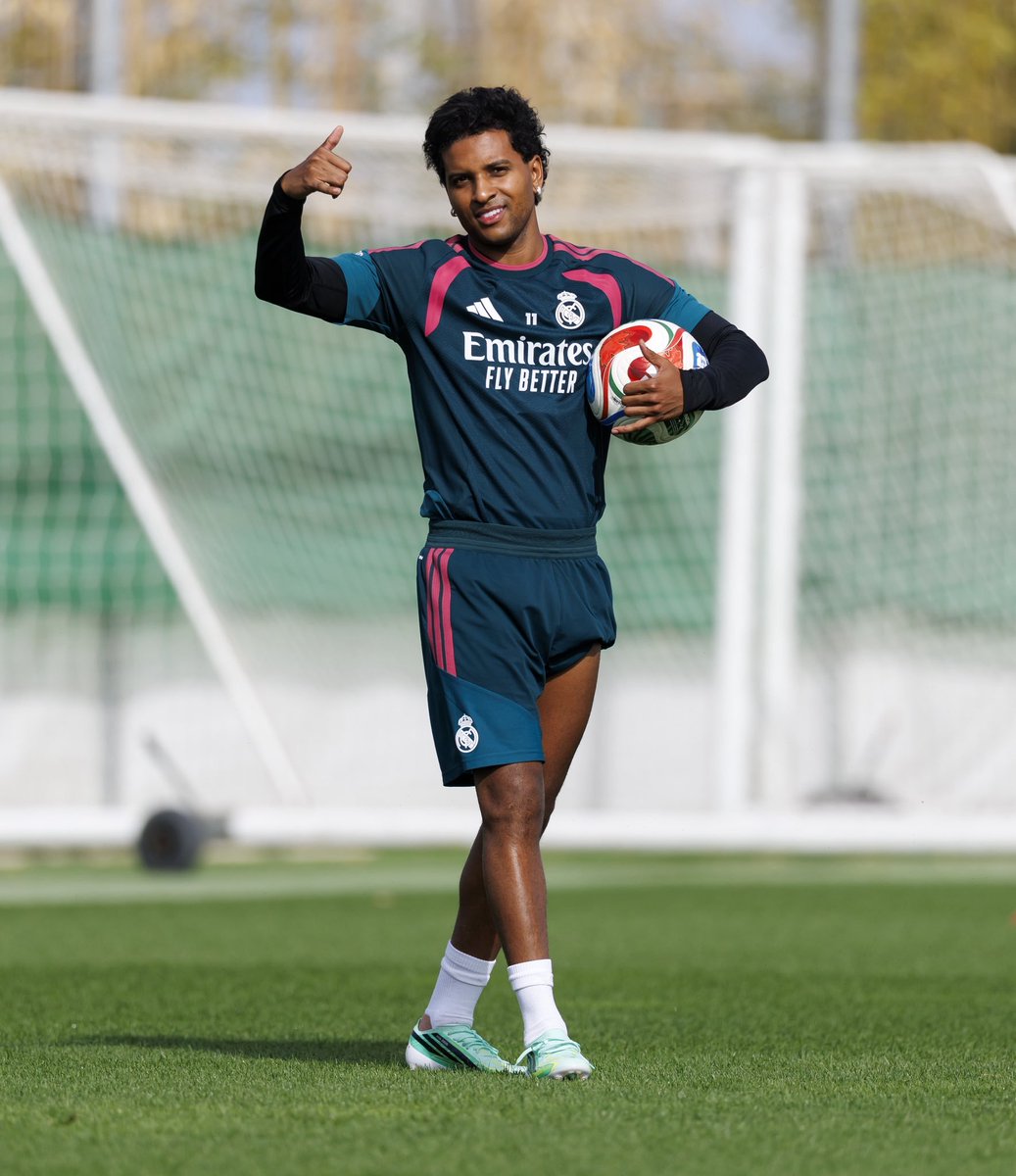 elchiringuitotv's tweet photo. 🇧🇷⚪️ La sonrisa de Rodrygo en el entrenamiento del Real Madrid. https://t.co/QoCpKbj7Kh